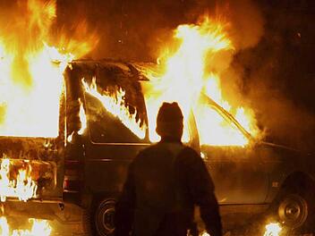 Das Auto eines 19-Jährigen aus Kulmbach brannte völlig aus. Symbolfoto: Christian Hartmann, epa