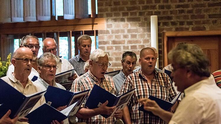Der "Holland Christian Male Choir" unter Leitung von Freddy Veldkamp beeindruckte seine Zuhörer beim Auftritt in St. Markus in Coburg. Foto: Jochen Berger