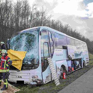 Mittelfranken: Bus mit 26 Schülern verunglückt auf A7 – mehrere Verletzte