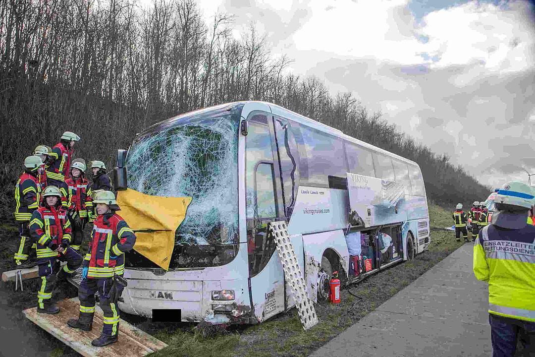 Mittelfranken: Bus mit 26 Schülern verunglückt auf A7 – mehrere Verletzte