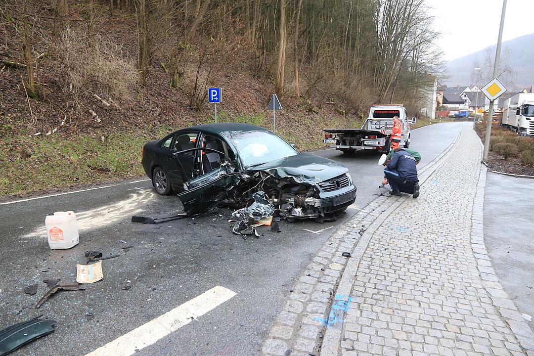 Lastwagen und Auto kollidieren miteinander