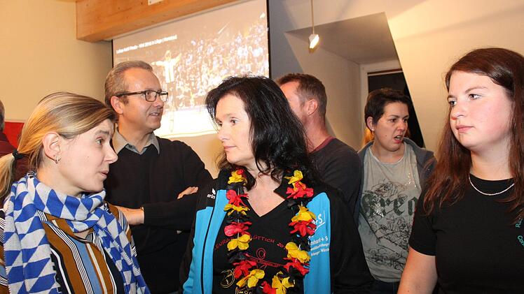 Andrea Kohl (Mitte) ist die Trainerin ihres Sohnes Lukas. Foto:  Carmen Schwind