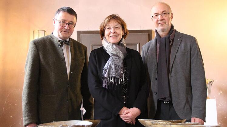 Historiker Harald Knobling (von links), Pfarrerin Christel Mebert sowie Bildhauer Herbert Holzheimer bei der Vernissage in der Erlöserkirche. Foto: Benedikt Borst