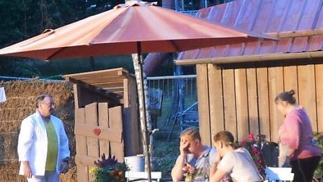 Pure Verzweiflung herrscht bei Paul Hartmann (links sitzend, Alexander Ludwig). Lösungsvorschläge bringen, von links) Dr. Bruno Braun (Michael Hohenadel), Freund Franz (Roy Fischer) und seine Frau Mathilde (Elke Neder). Foto: Karl-Heinz Hofmann