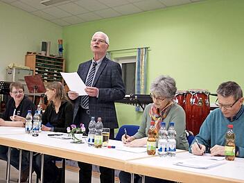 Dirigent Wolfram Heinlein bei seinem Jahresbericht.  Fotos: Richard Sänger