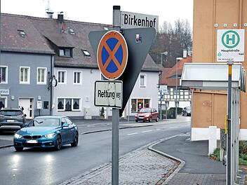 Die Bushaltestelle Hauptstraße wird nicht aufgelöst, aber tagsüber als Kurzparkzone ausgewiesen. Foto: sae