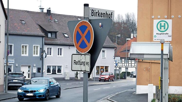 Die Bushaltestelle Hauptstraße wird nicht aufgelöst, aber tagsüber als Kurzparkzone ausgewiesen. Foto: sae