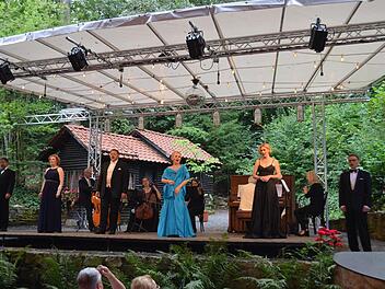 Trotz widriger äußerer Umstände präsentierte die Sommeroperette Heldritt im Corona-Sommer zumindest Gala-Konzerte auf der Waldbühne Heldritt. Die ursprünglich für die Saison 2020 geplante Operetten-Inszenierung "Das Land des Lächelns" wird nun auch im Sommer 2021 nicht stattfinden können. Die Planungen für ein alternatives Programm laufen aber bereitsFoto: Archiv/Gabi Bertram