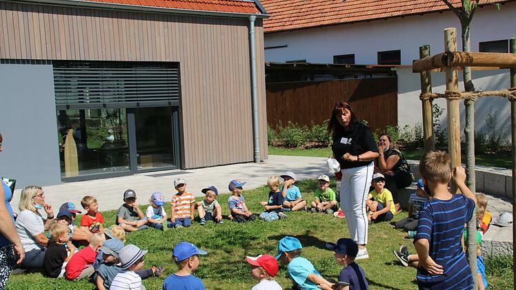 Kreisbäuerin Edeltraud Häusler stellt den Kindern die Snack-Tüte mit gesunden Lebensmitteln vor. Foto: Hilmar Ruppert