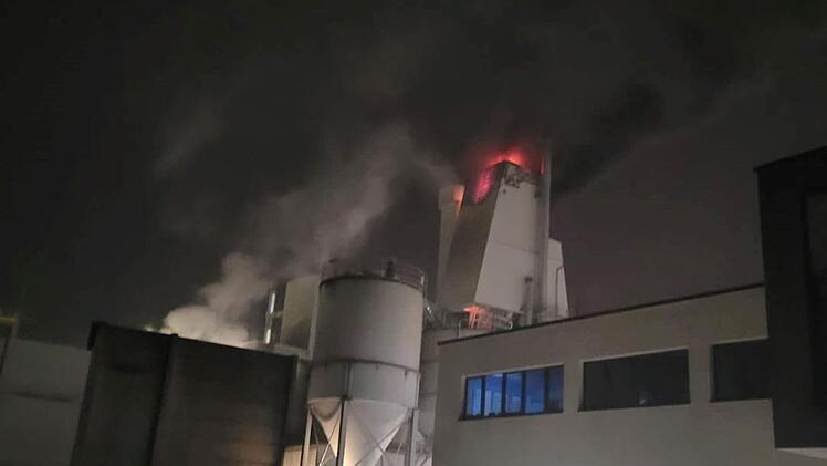 Kreis Kulmbach: Feuerwehr-Großeinsatz bei "eisigen Temperaturen" - "Flammen schlugen aus dem Dachstuhl"