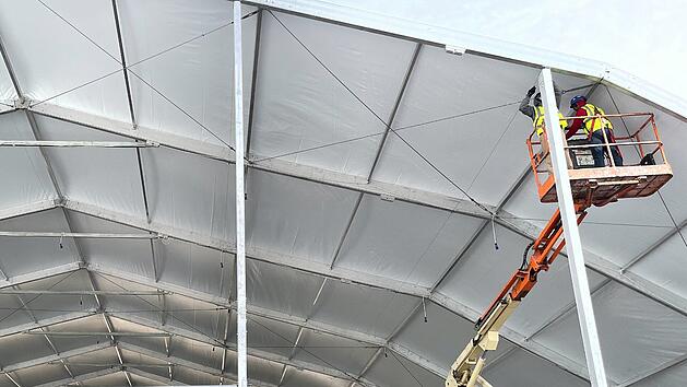 Landratsamt Bamberg errichtet Zelt f&uuml;r 150 Asylbewerber - Notunterkunft in Memmelsdorf