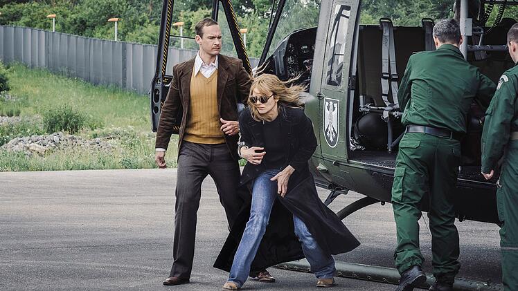 Im nun wiederholten Film werden die RAF-Mitglieder um Andreas Baader und Gudrun Ensslin (Lilith Stangenberg), anders als in fr&uuml;heren Filmen, nicht als coole Rockband inszeniert, sondern als selbstherrliche Unsympathen.