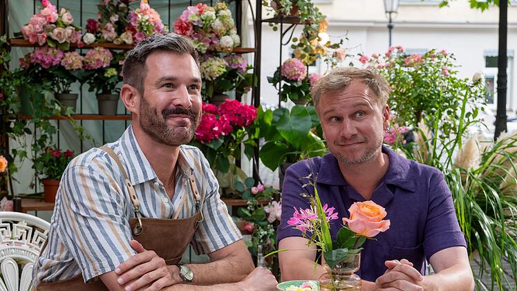 Die Floristen Mirko (Jochen Schropp, links) und Holger (Robert Stadlober) haben Angst, dass Yascha niemals seine gro&szlig;e Liebe finden wird.