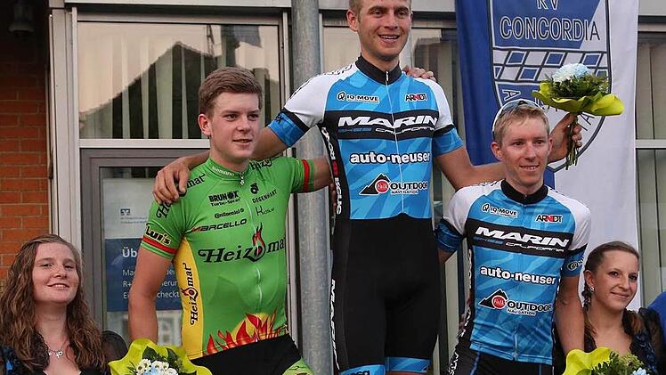 Siegerehrung beim Elite-Rennen in Altenkunstadt mti dem Sieger Friedrich Meingast (Team Marinbikes), Zweiter Jan Wälzlein (Team Heizomat, links) und Fabian Holzmeier (Team Marinbikes).