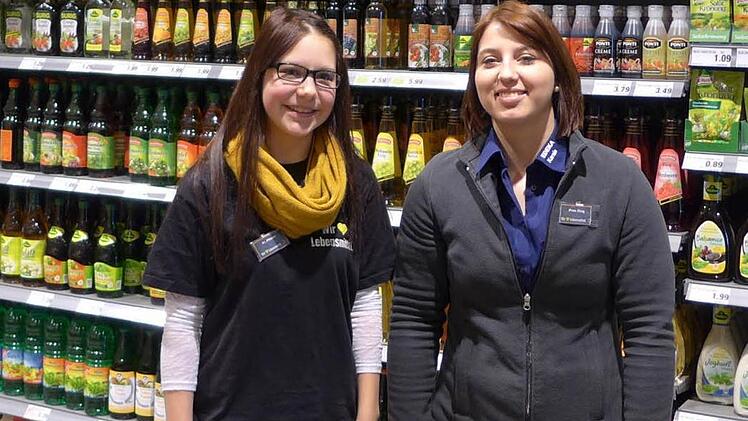 Luisa Pflaum (l.) aus Oberschleichach übernimmt quasi den "Staffelstab" der Ausbildung von ihrer Kollegin Regina Zieg .