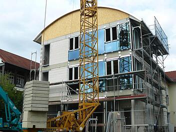 Der rückwärtige Anbau nimmt den neuen Haupteingang des BRK-Senioren- und Pflegeheims in Marktleugast auf. Foto: Klaus-Peter Wulf