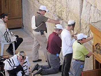 Gläubige Juden an der Klagemauer  Foto: privat