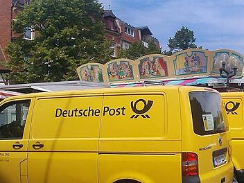 Kommt die Post oder kommt sie nicht? Am Donnerstag waren gleich zwei Fahrzeuge auf dem Forchheimer Paradeplatz zu sehen. Foto: Martin Rehm