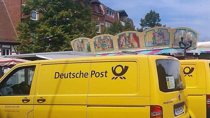 Kommt die Post oder kommt sie nicht? Am Donnerstag waren gleich zwei Fahrzeuge auf dem Forchheimer Paradeplatz zu sehen. Foto: Martin Rehm