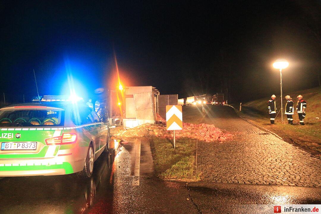 Lkw mit Schlachtabfällen kippt auf B505 um