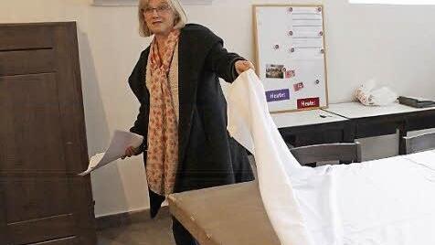 Sibylle Fugmann lüftet ein Geheimnis: Der frühere Altar dient jetzt als großer Tisch in der Sakristei. Foto: Ulrike Nauer