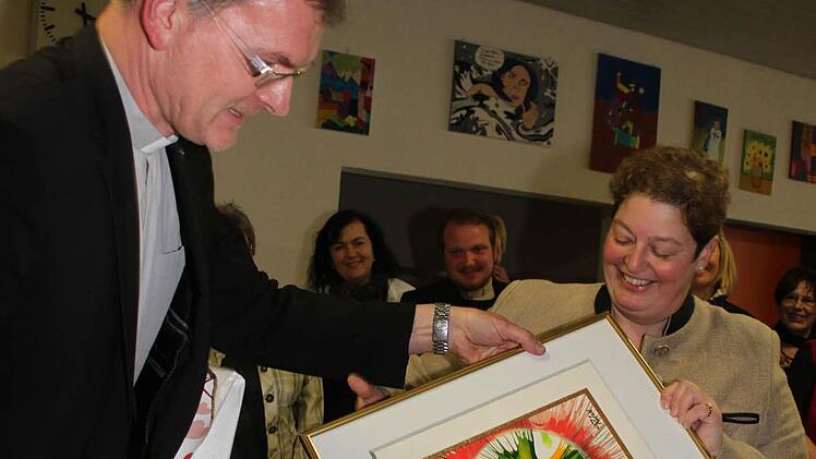 Pfarrer Wolfgang Oertel überreichte Kathrin Klinger im Namen aller Kirchenvorstände ein Erinnerungsbild des Feldbucher Künstlers Siegfried Dippold.