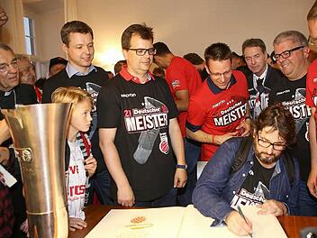 Brose-Baskets-Trainer Andrea Trinchieri beim Eintrag ins Goldene Buch der Stadt Fotos: Harald Rieger