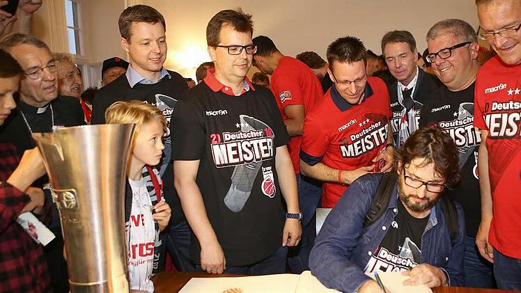 Brose-Baskets-Trainer Andrea Trinchieri beim Eintrag ins Goldene Buch der Stadt Fotos: Harald Rieger