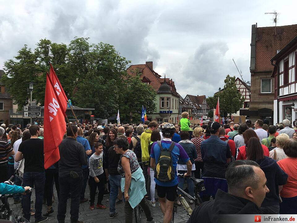 Gegendemonstration zum Aufmarsch der Rechten in Zirndorf - Zahlreiche Strassensperrungen sind die Folge
