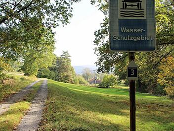 Der Markt Zeitlofs hat Angst um die Verunreinigung seiner Wasserschutzgebiete. Deshalb erhebt er Einspruch gegen den unterirdischen Bau der Stromtrasse.  Foto: Julia Raab