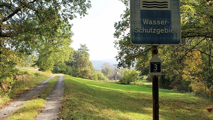 Der Markt Zeitlofs hat Angst um die Verunreinigung seiner Wasserschutzgebiete. Deshalb erhebt er Einspruch gegen den unterirdischen Bau der Stromtrasse.  Foto: Julia Raab