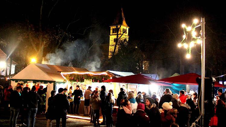 In stimmungsvollem Ambiente wurde der Weihnachtsmarkt gefeiert. Foto: Johanna Blum