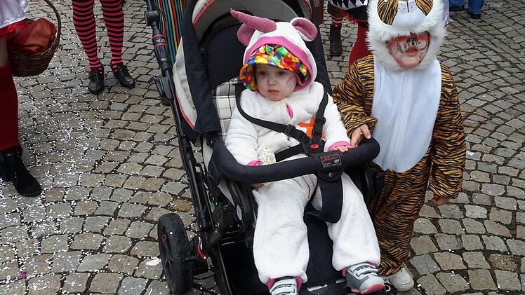 Richtig in Schale geworfen haben sich die Kleinsten. Und sie haben sichtlich Spaß dabei. Foto: Rolf Pralle