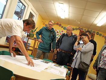 Architekt Rudolf Röbig erklärt den Stadträten seine Vorschläge für die Gestaltung der Außenanlagen. Mehrkosten in Höhe von 74.600 Euro stehen im Raum. Foto: Ulrike Müller