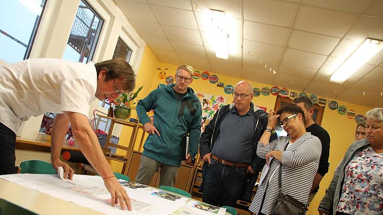 Architekt Rudolf Röbig erklärt den Stadträten seine Vorschläge für die Gestaltung der Außenanlagen. Mehrkosten in Höhe von 74.600 Euro stehen im Raum. Foto: Ulrike Müller