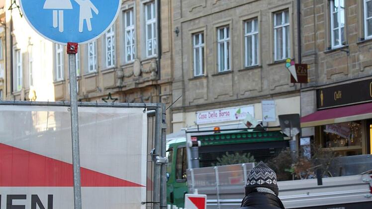 Auch das Baustellenproblem bleibt wohl noch bis Mitte des Jahres: In Einbahnrichtung d&uuml;rfen nur Fu&szlig;g&auml;nger am Bauzaun entlang...