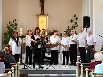 Die christlich-spirituelle Liedermacherin Eva-Maria Klöhr gibt am Sonntag ein  Frühlingskonzert in Maria Bildhausen. Foto: Matthias Guck
