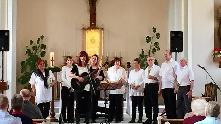 Die christlich-spirituelle Liedermacherin Eva-Maria Klöhr gibt am Sonntag ein  Frühlingskonzert in Maria Bildhausen. Foto: Matthias Guck