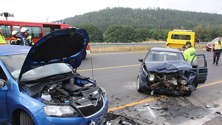 Zu einem schweren Unfall ist es am Dienstagmorgen auf der B4 (Landkreis Coburg) gekommen. Foto: Michael Stelzner