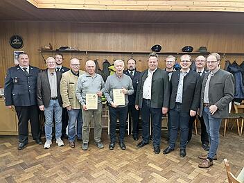 Unser Bild zeigt Markus Unden (Vorsitzender), Uwe Dittrich (Schriftführer), Clemens Hilpert (Kommandant), Lothar Seyferth (Stadtrat), Hermann Jenson (50 Jahre Mitgliedschaft), Georg Vetter (50 Jahre Mitgliedschaft), Volker Hilpert (Zweiter Vorsit...