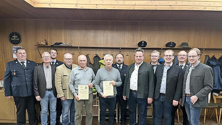 Unser Bild zeigt Markus Unden (Vorsitzender), Uwe Dittrich (Schriftführer), Clemens Hilpert (Kommandant), Lothar Seyferth (Stadtrat), Hermann Jenson (50 Jahre Mitgliedschaft), Georg Vetter (50 Jahre Mitgliedschaft), Volker Hilpert (Zweiter Vorsit...