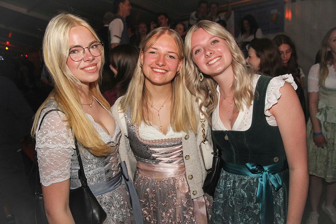 Dirndl vs. Lederhosen