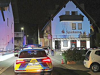 Der Geldautomat war in einem bewohnten Haus untergebracht.Ralf Hettler, dpa