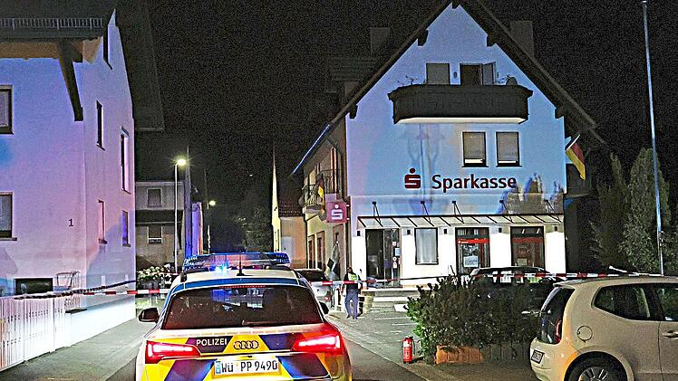 Der Geldautomat war in einem bewohnten Haus untergebracht.Ralf Hettler, dpa