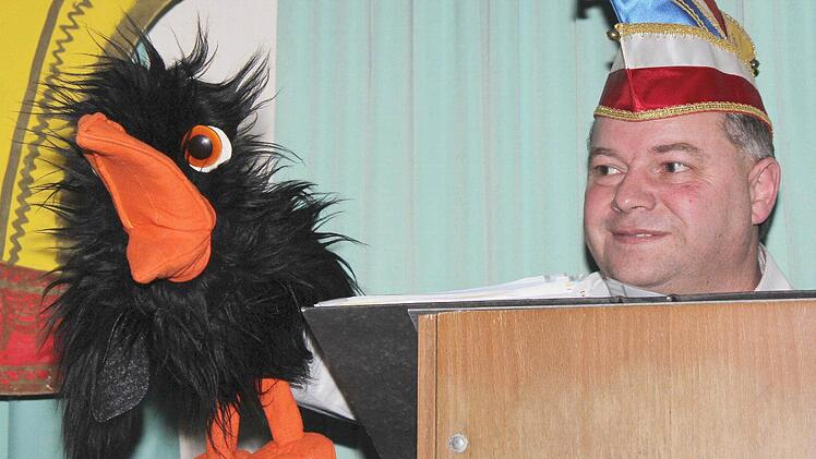 Selbst Sitzungspräsident Klaus Ringer war erst überrascht, dann aber sehr erfreut über den fliegenden Besuch. Rabe Leon stattete den Kinderbüttensitzungen einen Besuch ab.