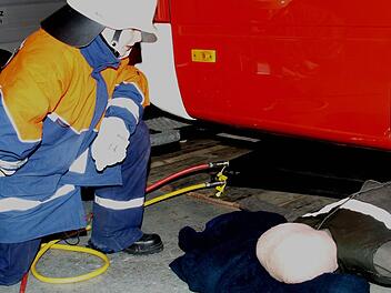 Philipp Jorzig kümmert sich bei einer Übung für den Nachwuchs der Oerlenbacher Feuerwehr um einen Verletzten, simuliert durch eine Puppe. Fotos: Stefan Geiger