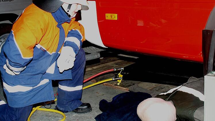 Philipp Jorzig kümmert sich bei einer Übung für den Nachwuchs der Oerlenbacher Feuerwehr um einen Verletzten, simuliert durch eine Puppe. Fotos: Stefan Geiger