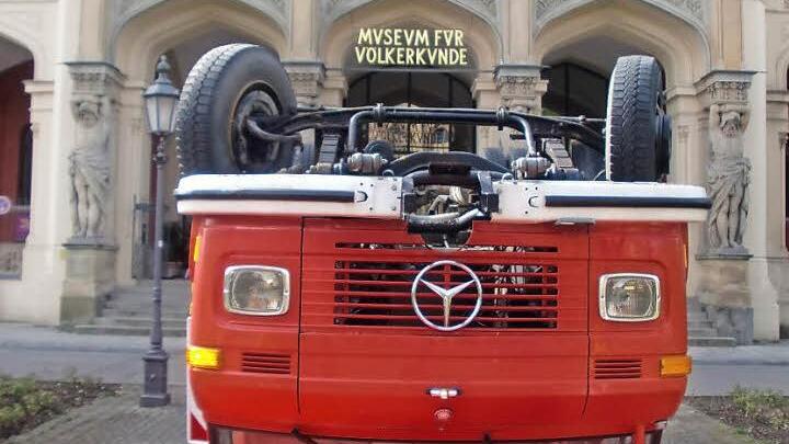 Kopfüber auf rotem Teppich: Im Inneren des Einsatzwagens blinkt "Big Boy Toy" auf. Foto: Thomas Lange