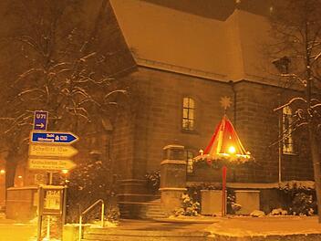 Der Adventskranz vor Rathaus und Kirche im Winter 2010  Foto: Johannes Michel