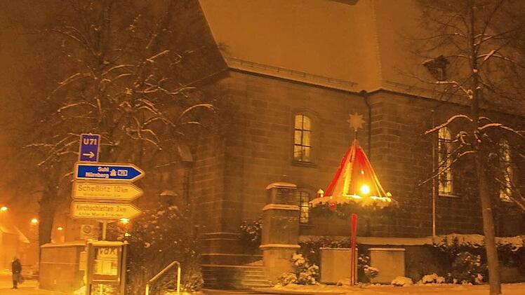 Der Adventskranz vor Rathaus und Kirche im Winter 2010  Foto: Johannes Michel